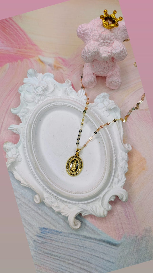 Gargantilla Guadalupe flor oval chica en oro de 10k