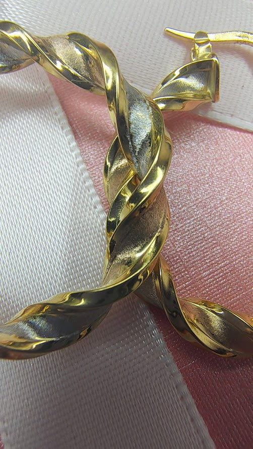 Arracada tricolor torcida de 2.9 cm en oro de 10k