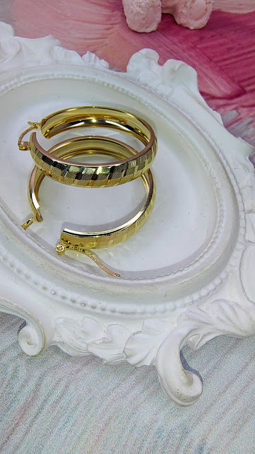 Arracadas Diamantadas Rayas 3.1 Cm De Oro 10k