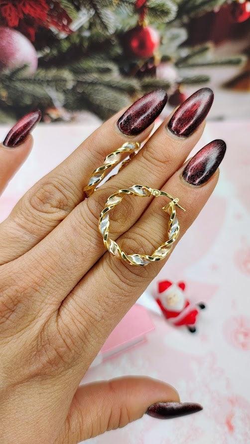 Arracada tricolor torcida de 2.9 cm en oro de 10k