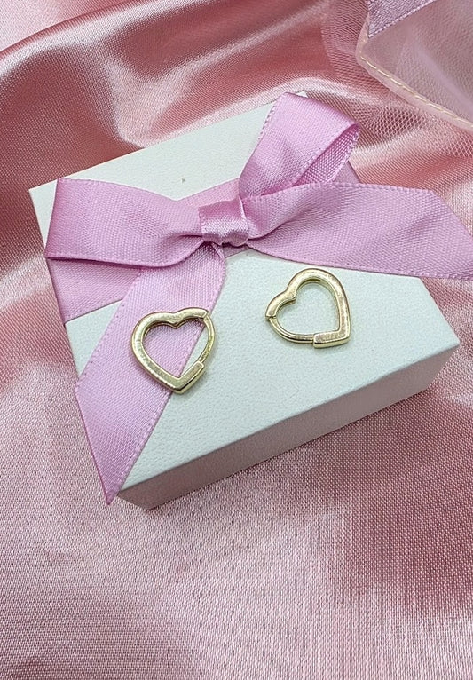 Huggies De Corazón Silueta En Oro De 10k