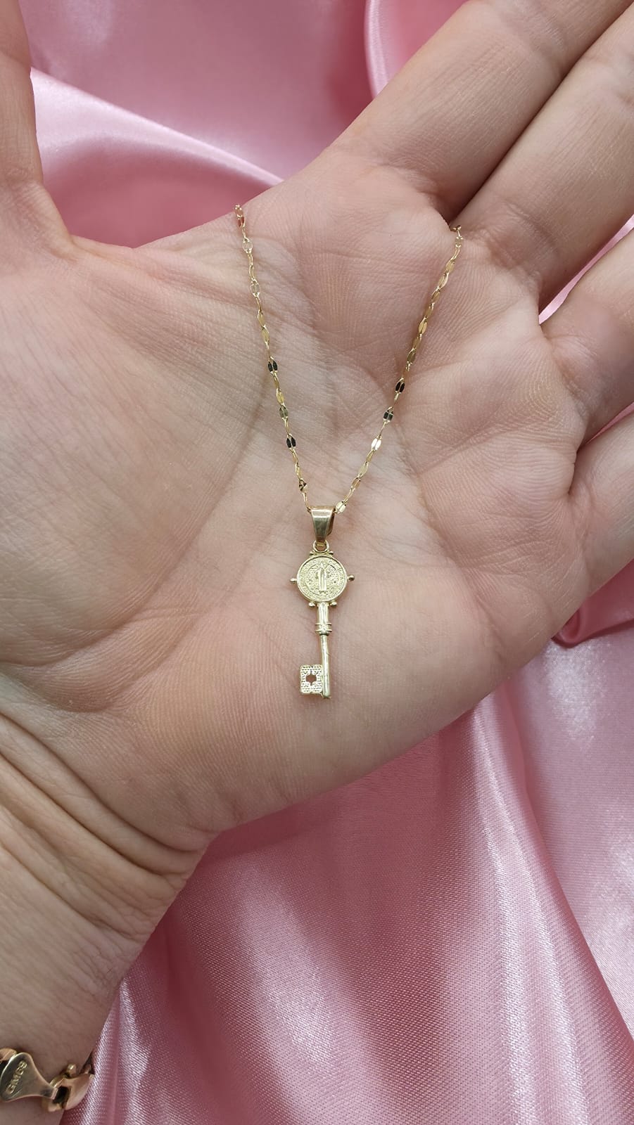 Gargantilla llave San benito en oro de 10k 🩷