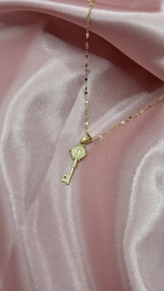 Gargantilla llave San benito en oro de 10k 🩷