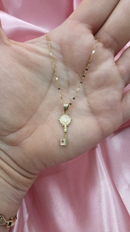 Gargantilla llave San benito en oro de 10k 🩷