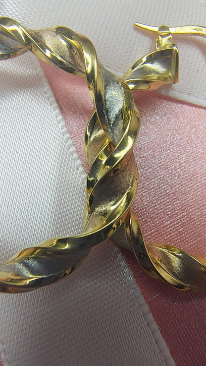 Arracada tricolor torcida de 2.9 cm en oro de 10k