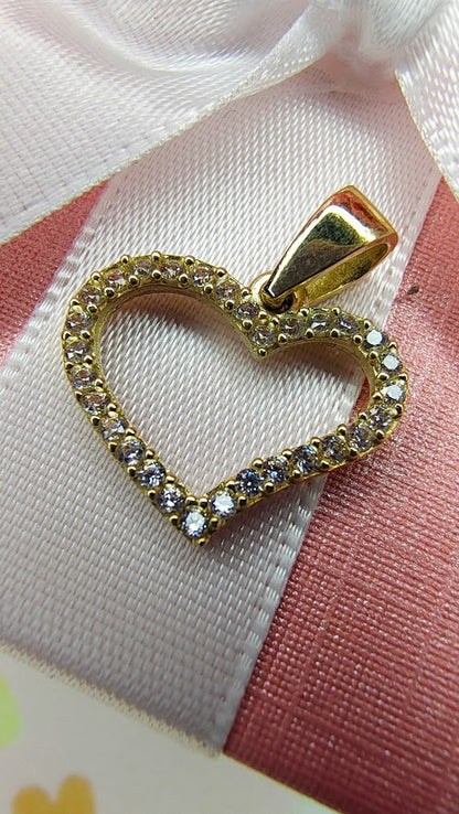 Dije corazón contorno piedras JD en Oro de 10k